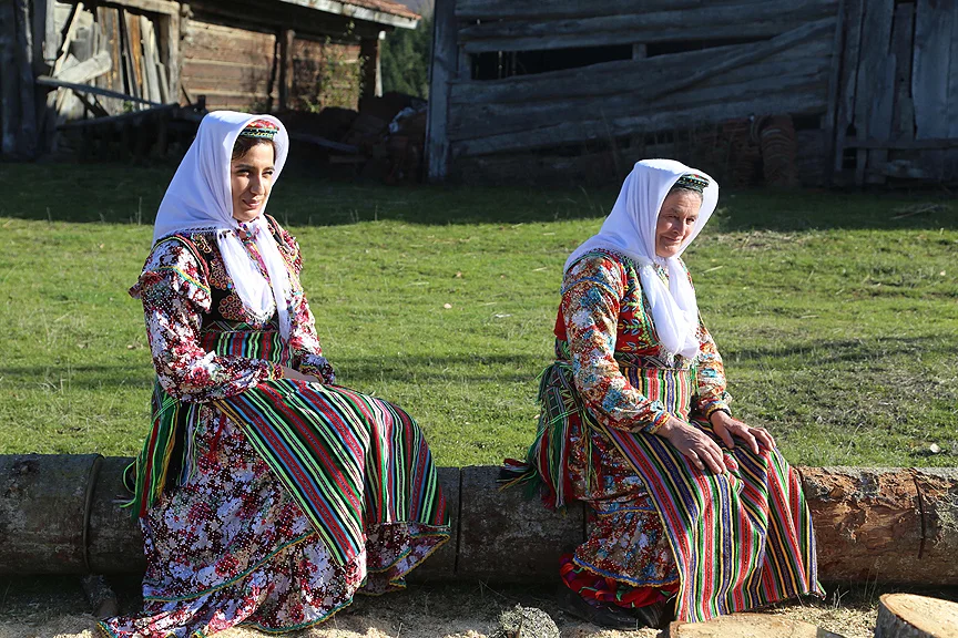 azdavay folk costume